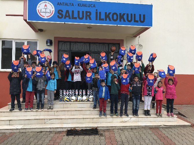 Kumlucalı Öğrencilere Spor Malzemesi Desteği