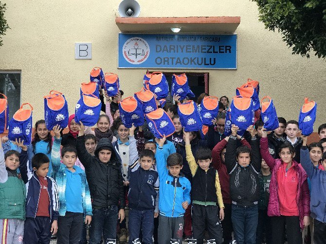 Kumlucalı Öğrencilere Spor Malzemesi Desteği