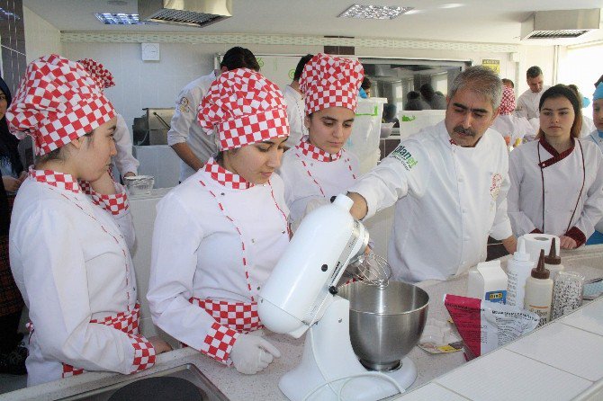 Usta Aşçılar Öğrencilere Ders Verdi