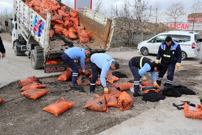 Başiskele’de Bozulan Yollar Onarılıyor