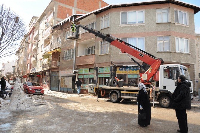 Tehlike Saçan Buz Sarkıtları Temizleniyor