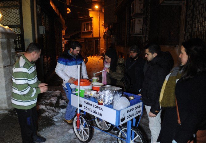 Dondurucu Soğukta Bir Kap Çorba İle Yürekleri Isıtıyorlar