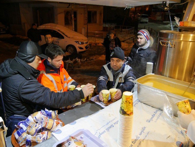 Büyükçekmece Belediyesinden Soğuk Havalarda Çorba İkramı