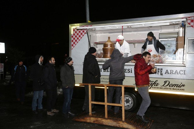 Fatih Belediyesinden Vatandaşlara Sıcak Çorba İkramı