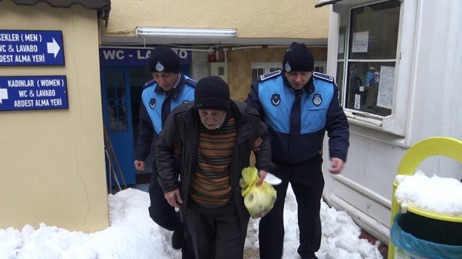 Sokakta Yaşayan Yılmaz Dedenin İmdadına Beyoğlu Zabıtası Yetişti