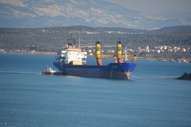 Aliağa’da Hacizli Gemi Çapasından Kurtulup Sürüklendi