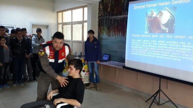 Jandarma Trafikten Lise Öğrencilerine Trafik Eğitimi