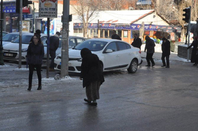 Kars’ta Buz Pistine Dönen Yollar Kazalara Sebep Oluyor