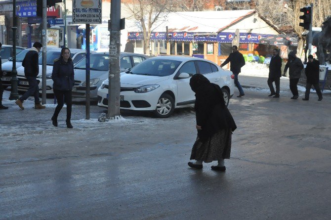 Kars’ta Buz Pistine Dönen Yollar Kazalara Sebep Oluyor