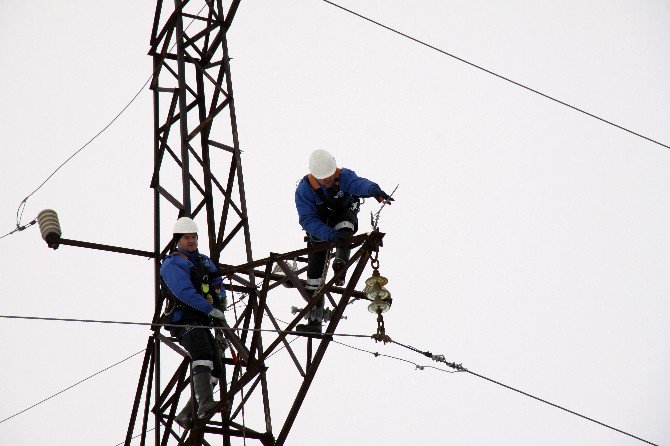 2 Metreye Yakın Karda, Elektrik Komandoları Kesintisiz Çalışıyor