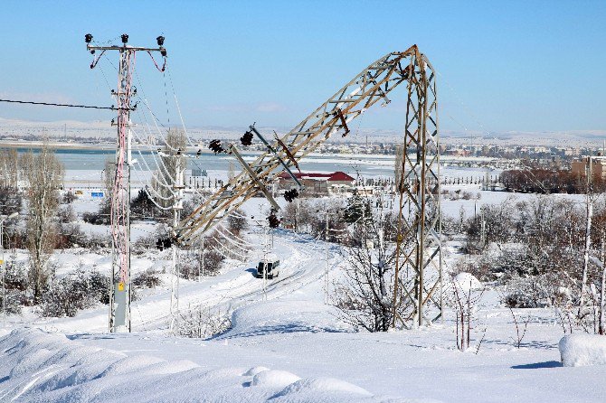 Konya’da Bir İlçeye 22 Saattir Elektrik Verilemiyor