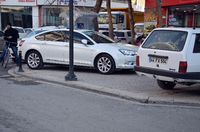 Araçlar Kaldırımı Yayalar Yolu Kullanıyor