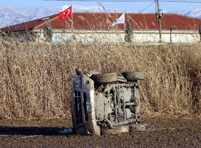 Manisa’da Kamyonet Tarlaya Uçtu: 1 Yaralı