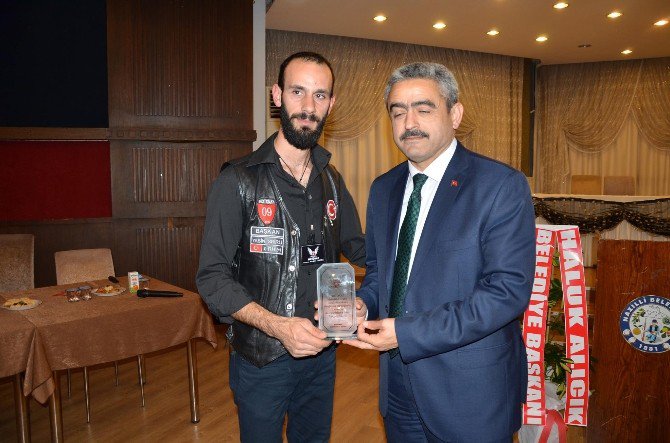 Motor Sevdalılarından Başkan Alıcık’a Plaket