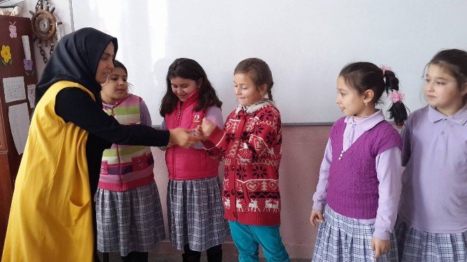 Öğretmenden Başarılı Öğrencilere El İşi Hediye