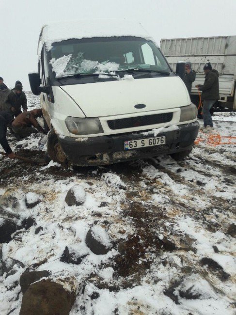 Öğrenci Servisi Kar Nedeniyle Yoldan Çıktı