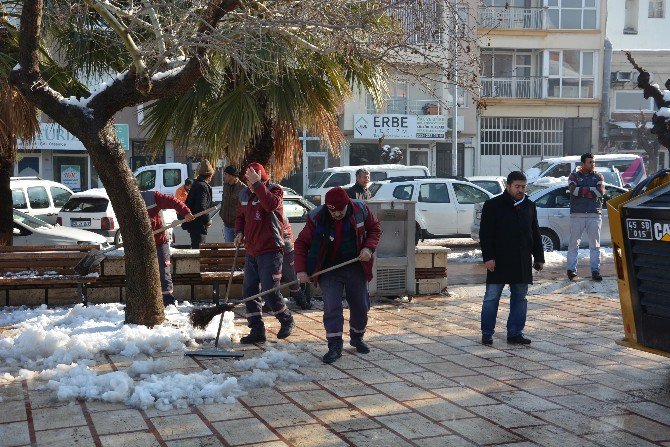 Şehzadeler’de Kar Temizleme Çalışmaları