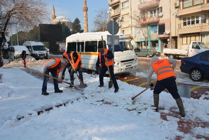 Şehzadeler’de Kar Temizleme Çalışmaları