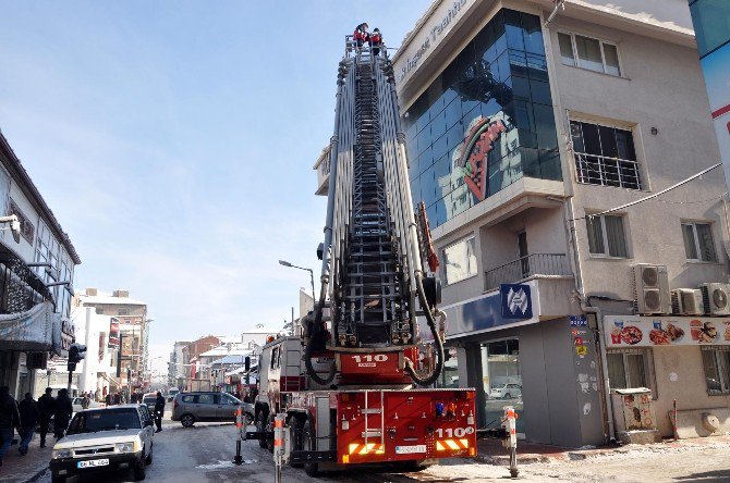 İtfaiye Ekipleri Çatılardaki Karı Temizledi