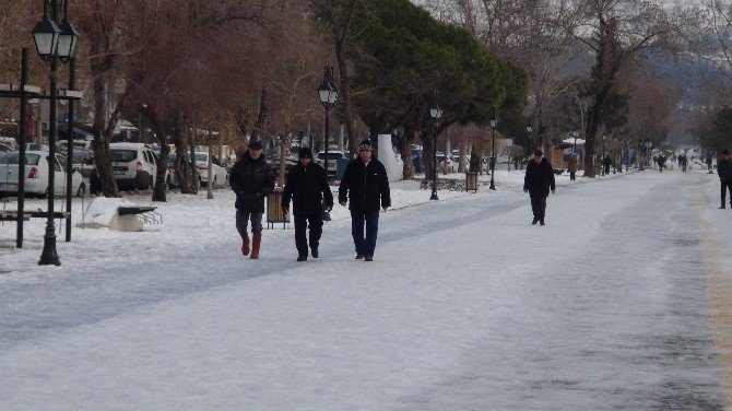 Vatandaşın ’Buzlu Yol’ İmtihanı