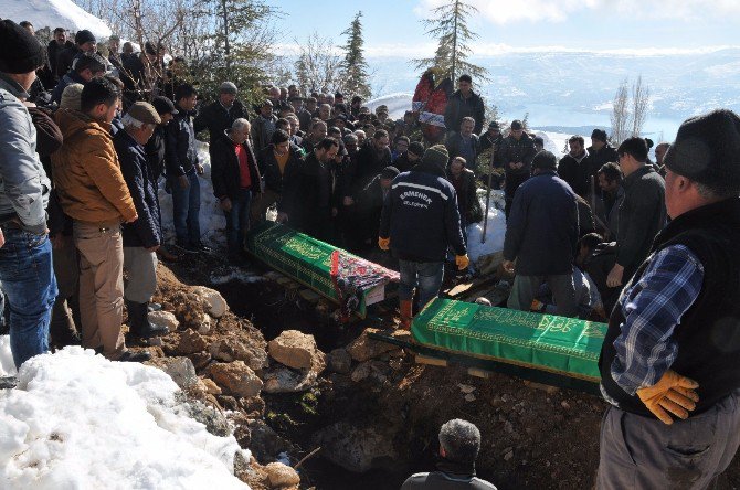 Yangında Hayatını Kaybeden Baba Ve İki Kızı Toprağa Verildi