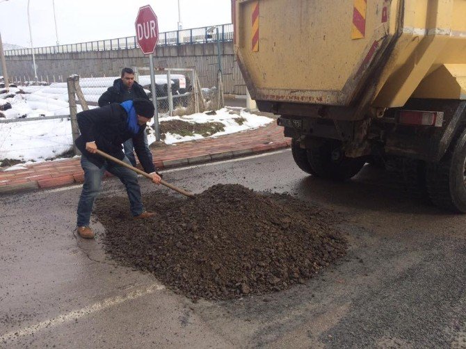 Körfez’de Kar Sonrası Yıpranan Yollara Bakım Yapıldı