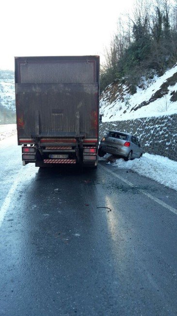 Kaza Nedeniyle Durdu, Kamyonet Çarptı