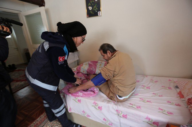 2 Metre Karda, Hasta Yaşlı Adamın İmdadına Koştular