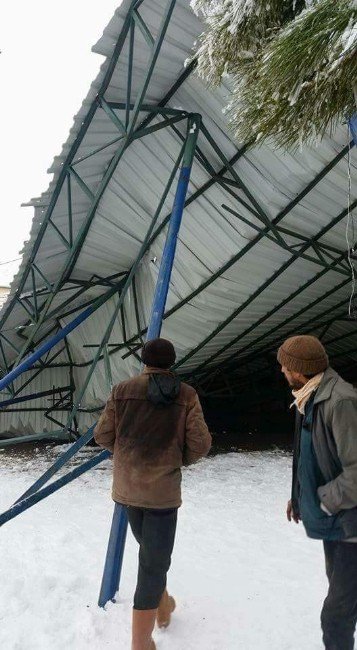 Aydın’da Kar Okul Bahçesindeki Çatıyı Çökertti