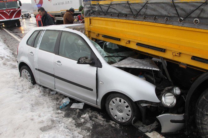 Buz Tutan Yol Kazaya Neden Oldu: 3 Yaralı