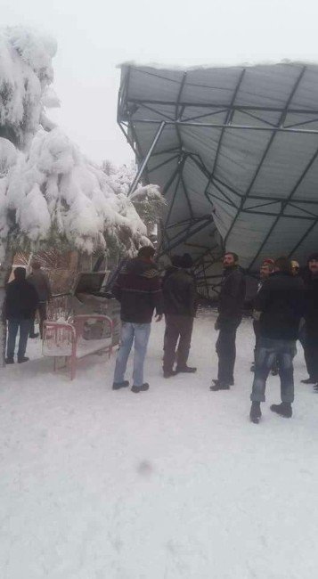 Aydın’da Kar Okul Bahçesindeki Çatıyı Çökertti