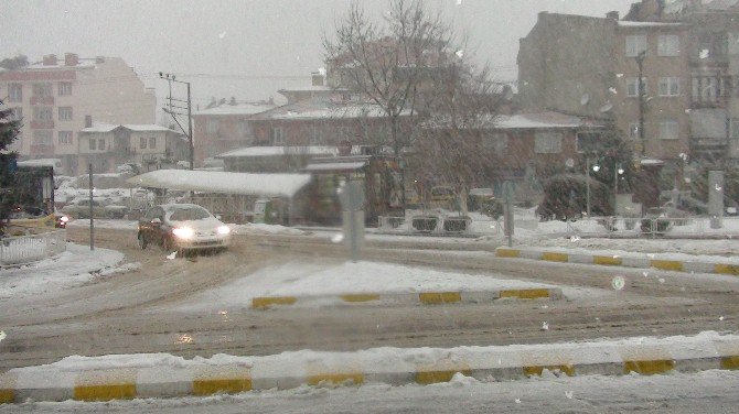 Dursunbey’de Yoğun Kar Yağışı Etkili Oluyor