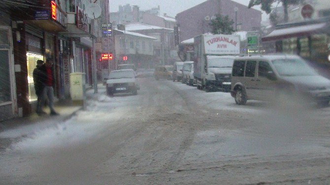 Dursunbey’de Yoğun Kar Yağışı Etkili Oluyor