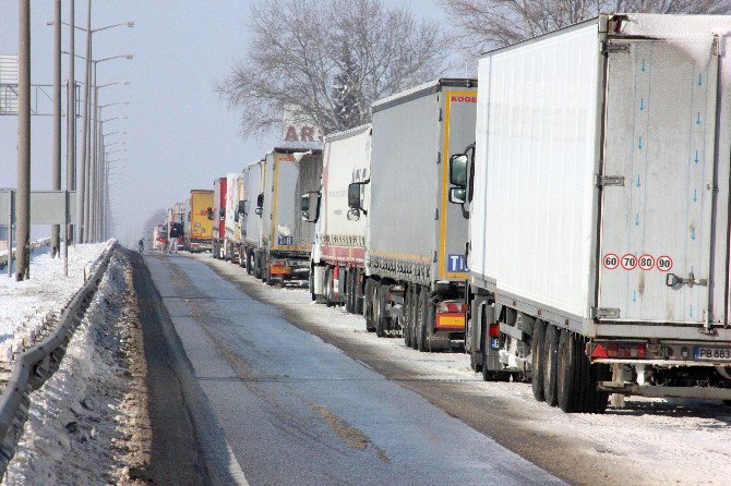 Bulgaristan’daki Kar Kapıkule’yi Vurdu: 16 Kilometre Kuyruk