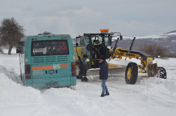 Halk Otobüsü Kara Saplandı Yolcular 1 Saat Mahsur Kaldı