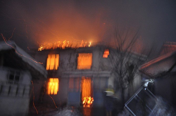 Yaşlı Çiftin Evi Alevlere Teslim Oldu, İtfaiye Buzlanma Sebebiyle Yolda Kaldı