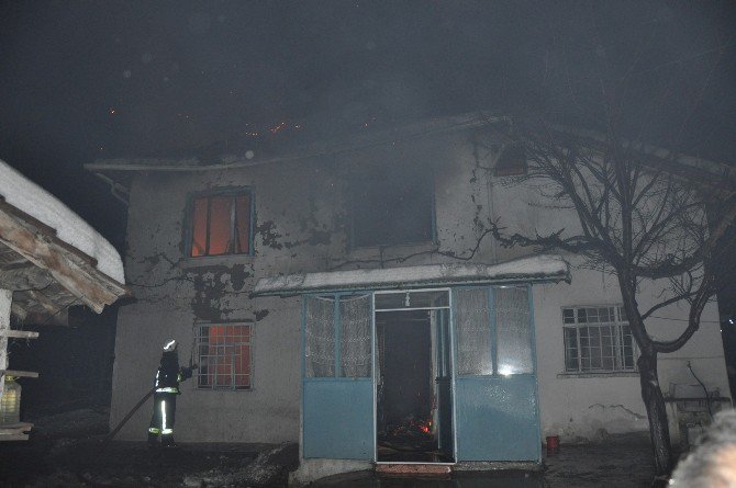 Yaşlı Çiftin Evi Alevlere Teslim Oldu, İtfaiye Buzlanma Sebebiyle Yolda Kaldı