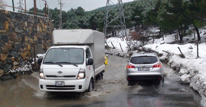 Eriyen Kar Suları Sürücülere Zor Anla Yaşattı