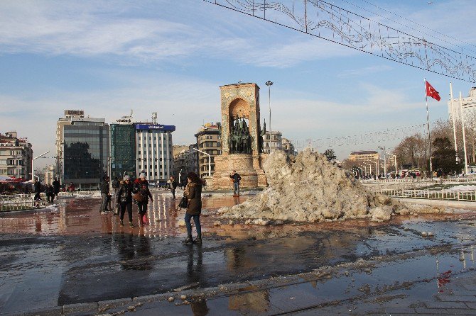 Taksim Meydanı’ndaki Karlar İş Makinaları İle Temizlendi