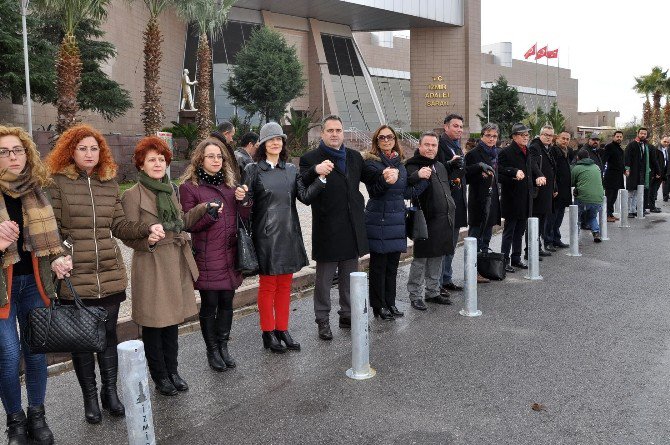 Avukatlar Teröre Karşı Ele Ele Tek Yürek Oldu