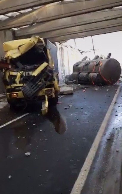 Boya Yüklü Tır, Köprü Bloklarına Çarptı: 1 Yaralı