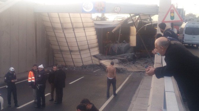 Boya Yüklü Tır, Köprü Bloklarına Çarptı: 1 Yaralı