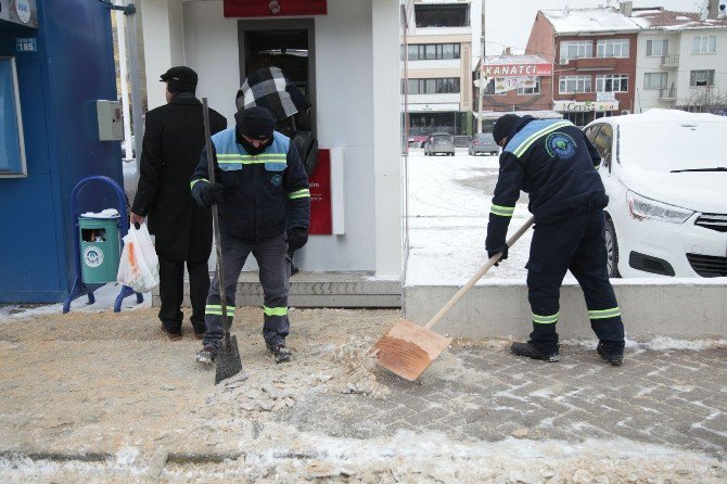 Odunpazarı’nda Biriken Kar Ve Buz Kütleleri Temizleniyor