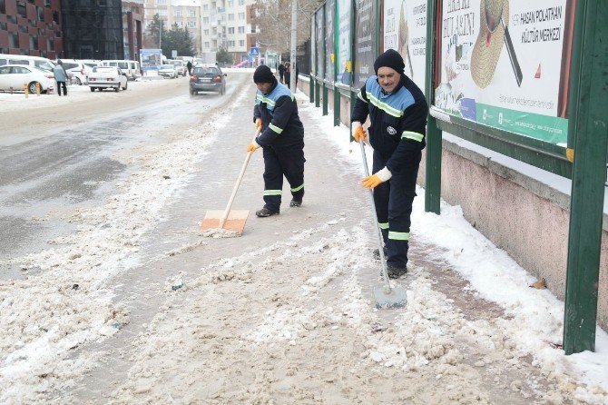 Odunpazarı’nda Biriken Kar Ve Buz Kütleleri Temizleniyor