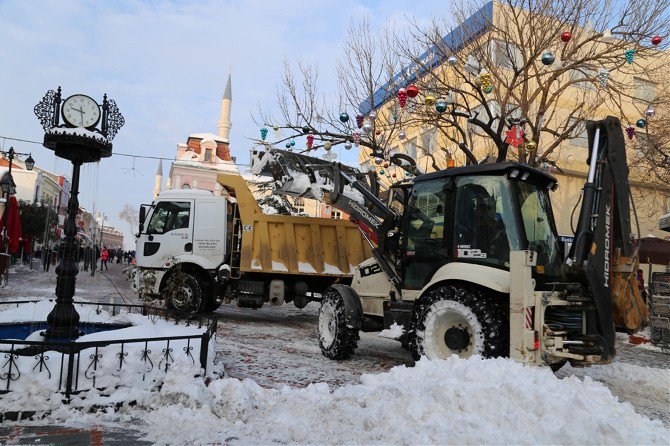 Caddeler Ve Ara Sokaklar Kardan Temizleniyor