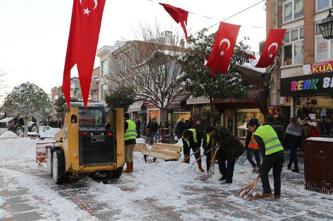 Caddeler Ve Ara Sokaklar Kardan Temizleniyor