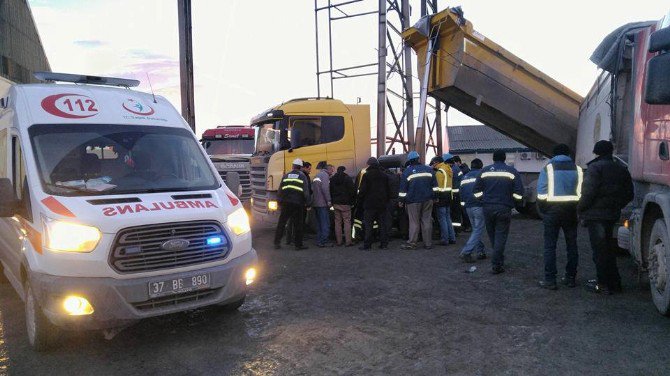 İki Kamyonun Arasında Sıkışan Şoför Yaralandı