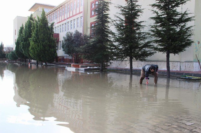 Okul Bahçesi Göle Döndü, Öğrenciler Teneffüse Çıkamadı