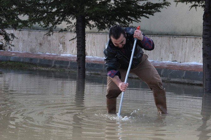 Okul Bahçesi Göle Döndü, Öğrenciler Teneffüse Çıkamadı