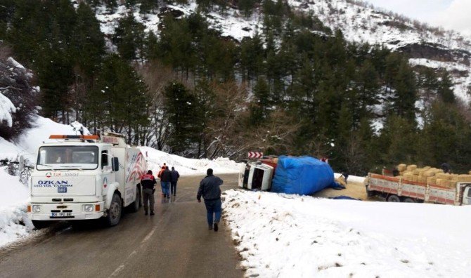 Saman Yüklü Kamyon Devrildi, Yol Trafiğe Kapandı